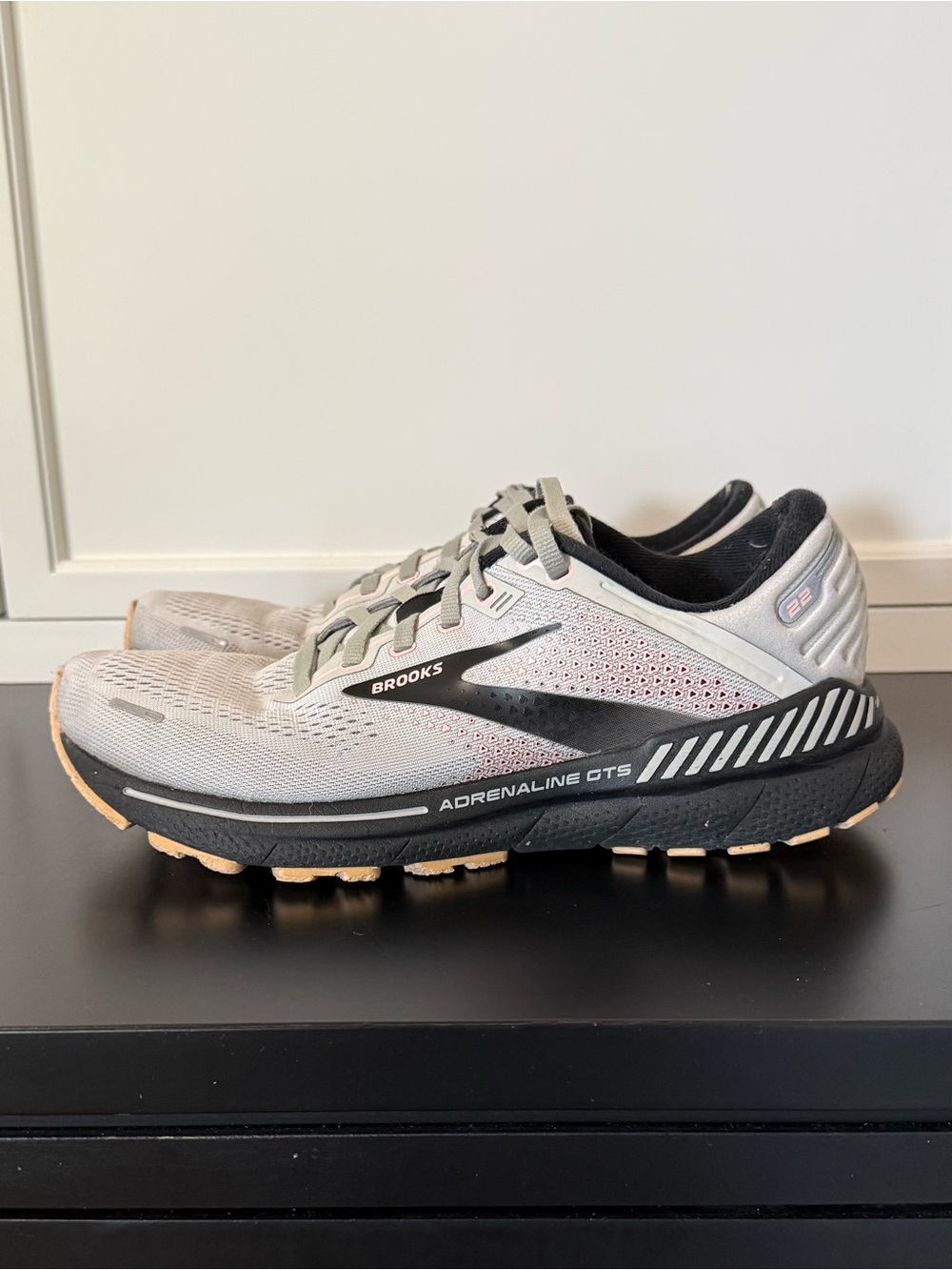 Brooks Adrenaline GTS 22 Gray Black Running Walking Shoe Women's Size 9